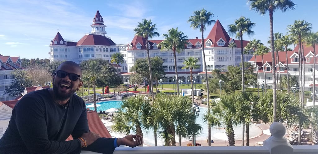 João Junior em resort em Orlando. O milionário explica como a felicidade está sim atrelada ao dinheiro e ao poder!