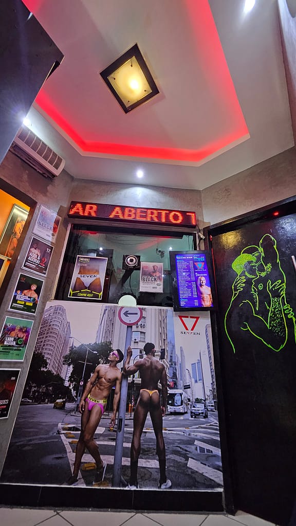O melhor bar so para homens do mundo é o Seven Cruising Bar. Experiências de alto valor agregado. Proprietário e criador: João Junior. The best male place in the world!!!